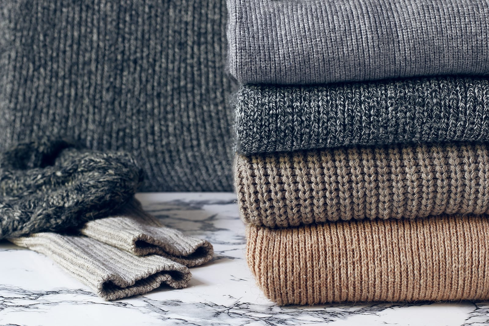 Gestapelte gestrickte Pullover