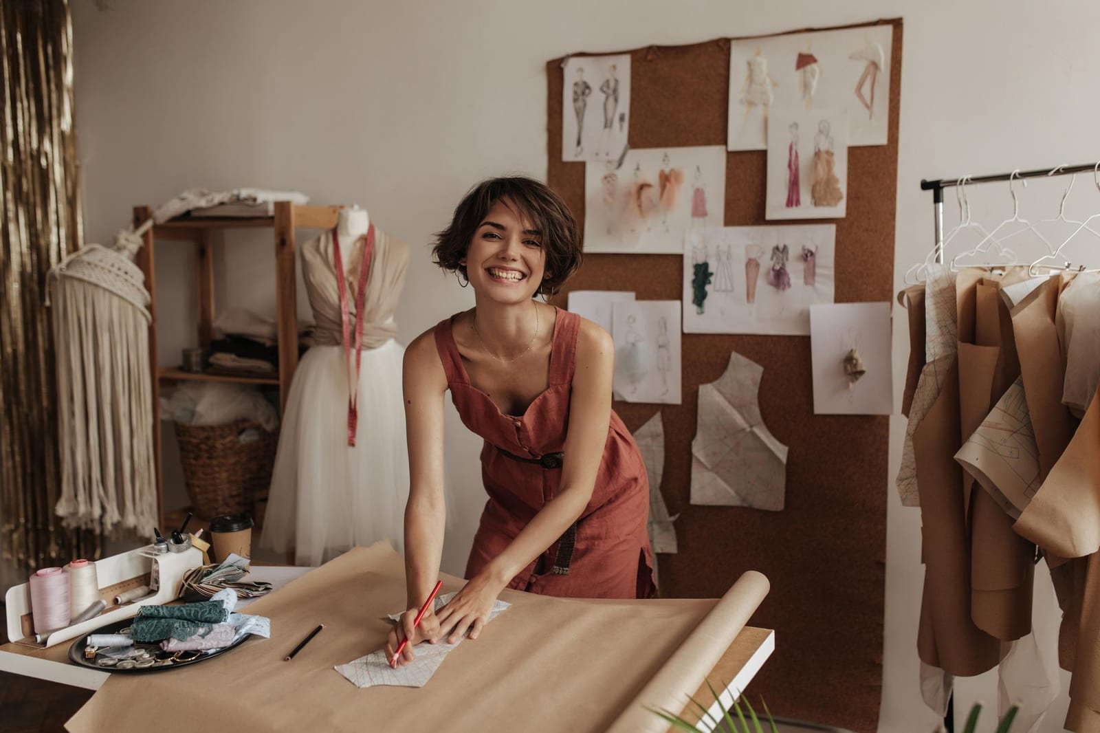 Designerin skizziert ein Schnittmuster auf Papier